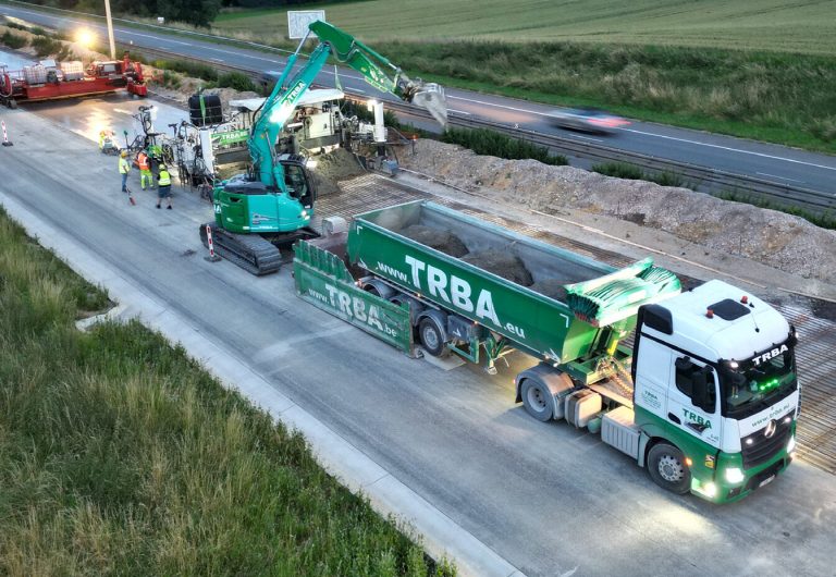 Vue aérienne nocturne d’un chantier de réfection d’autoroute mené par TRBA