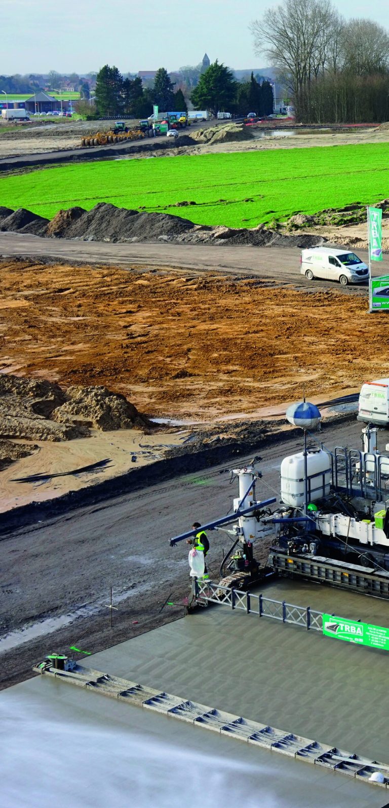Vue aérienne du coulage d’une dalle de béton par une machine TRBA