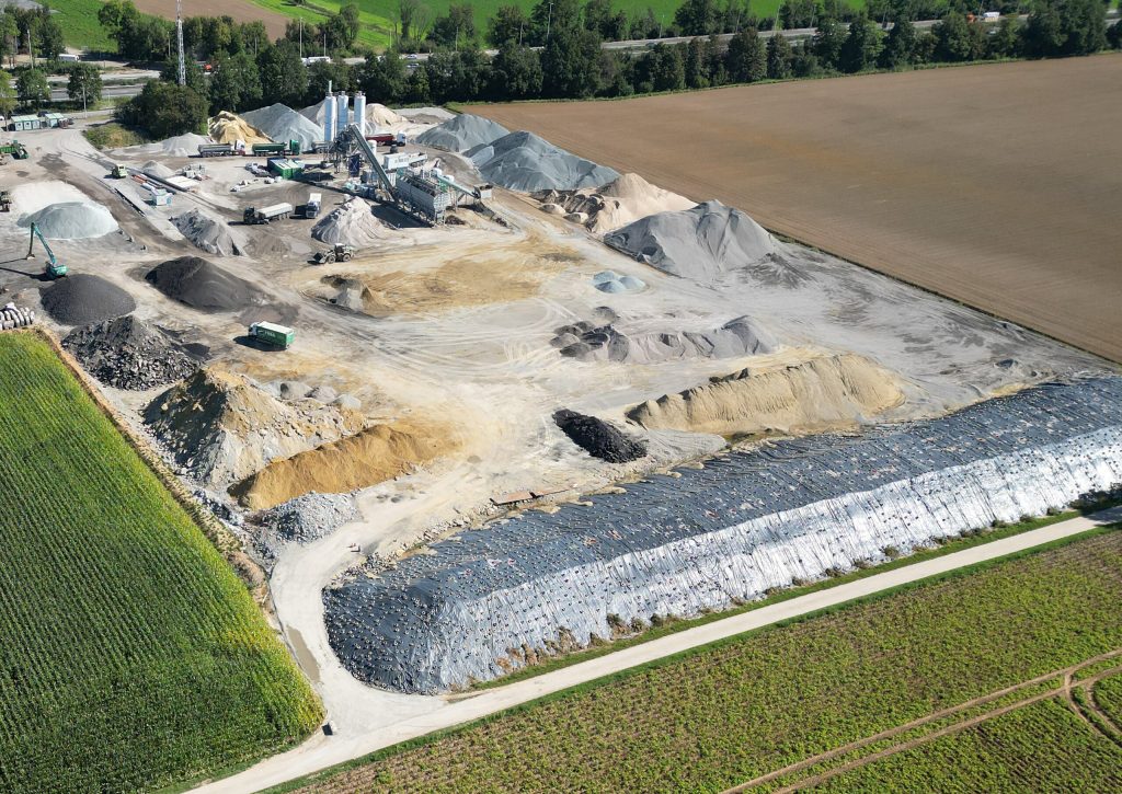 Concassage et criblage de matériaux de construction sur un centre de recyclage TRBA