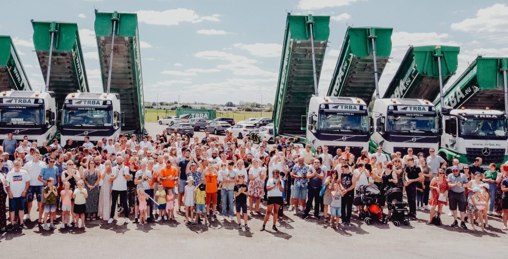 Le personnel et les familles de TRBA réunis devant la flotte de camions-bennes