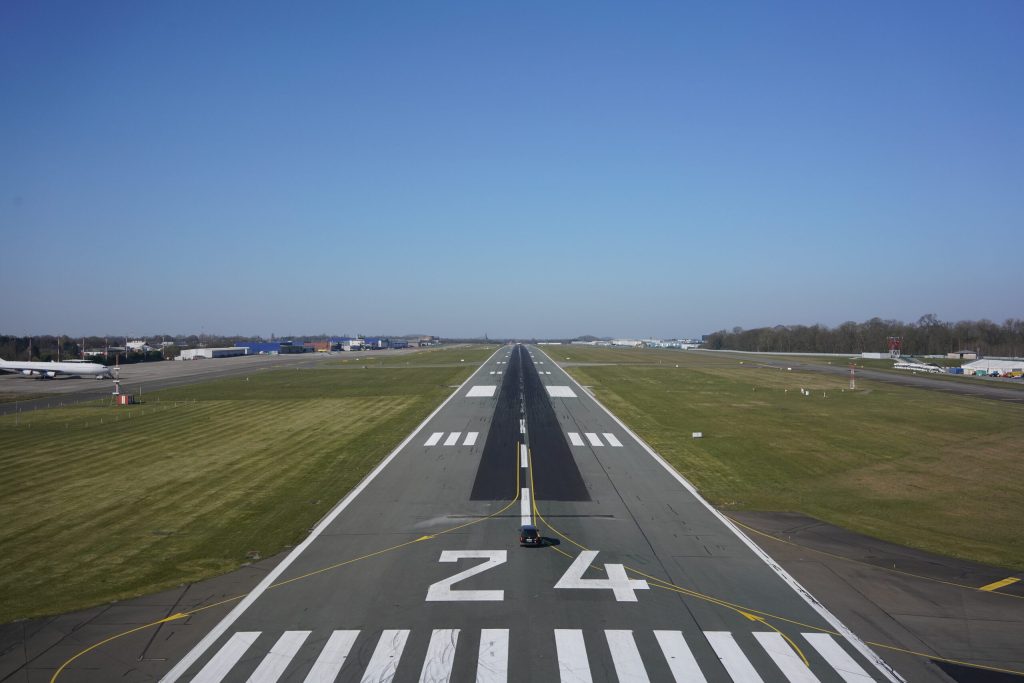 Piste d’atterrissage de l’aéroport de Charleroi et son marquage, une fois les travaux achevés