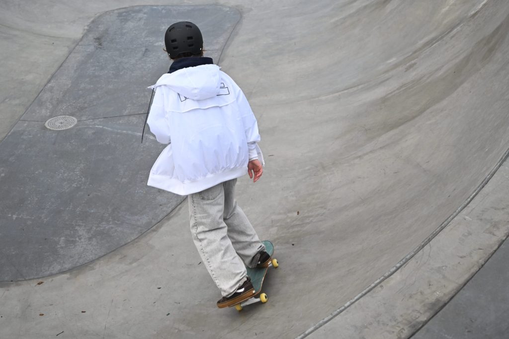 Un rider dans le bowl du skate-park de La Louvière réalisé par TRBA