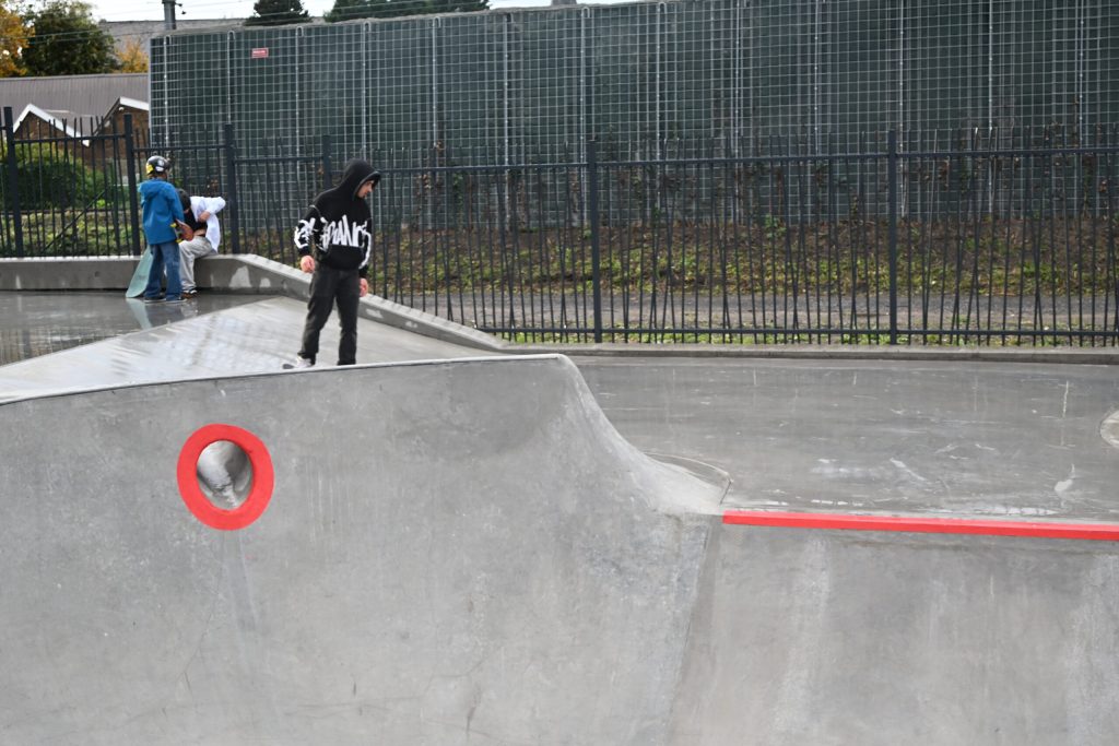 Un rider sur un module du skate-park de La Louvière